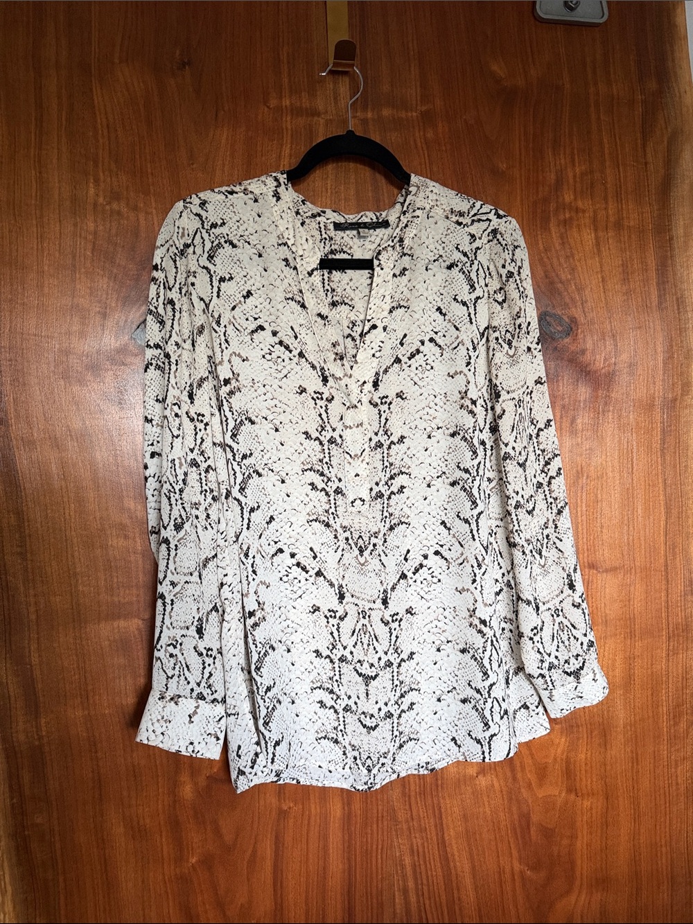 Rose & Olive Women's LS Ivory Snake Print Blouse V-Neck & Button Front Medium